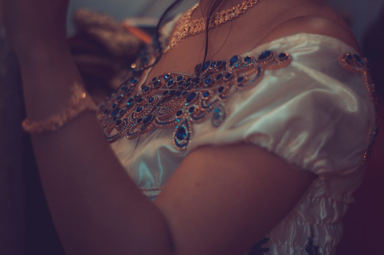 L’art d’accessoiriser une robe selon votre morphologie