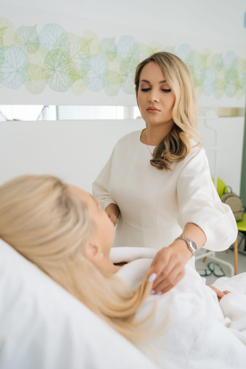 Coiffeur blond : comment choisir le bon spécialiste ?